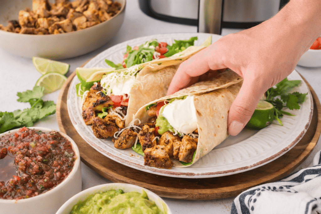 Saftiges Copycat Chipotle Chicken aus dem Airfryer, knusprig gebratenes Hähnchen mit würziger Chipotle-Marinade, serviert für Tacos.