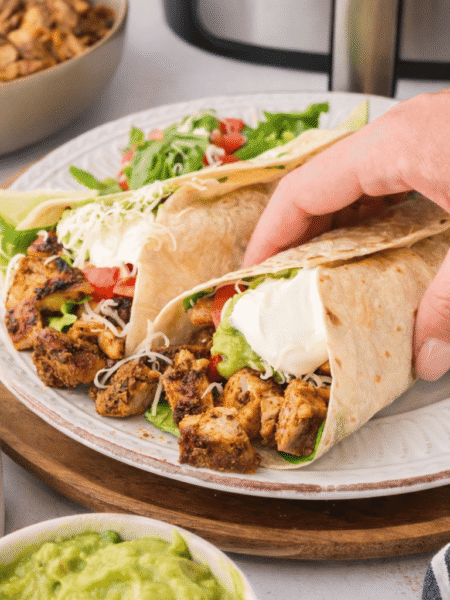 Saftiges Copycat Chipotle Chicken aus dem Airfryer, knusprig gebratenes Hähnchen mit würziger Chipotle-Marinade, serviert für Tacos.