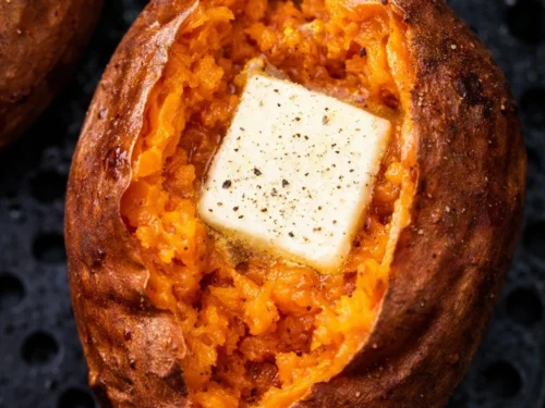 Süßkartoffel im Airfryer mit knuspriger Schale und weichem Inneren, serviert mit geschmolzener Butter