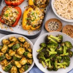 Gemüse im Airfryer mit gefüllten Paprika, knuspriger Zucchini und geröstetem Brokkoli auf Tellern angerichtet