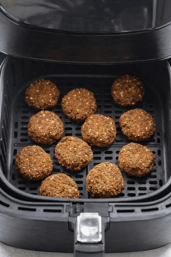 Knusprige, goldbraune Falafel mit Sesam in einer dekorativen Schale, perfekt für die Zubereitung im Airfryer