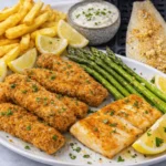 Fisch im Airfryer Drei leckere Fischgerichte aus dem Airfryer: knusprige Fischstäbchen mit Pommes, gegrillter Fisch auf Airfryer-Tray und würzige Fischfilets mit Spargel und Zitronenscheiben.