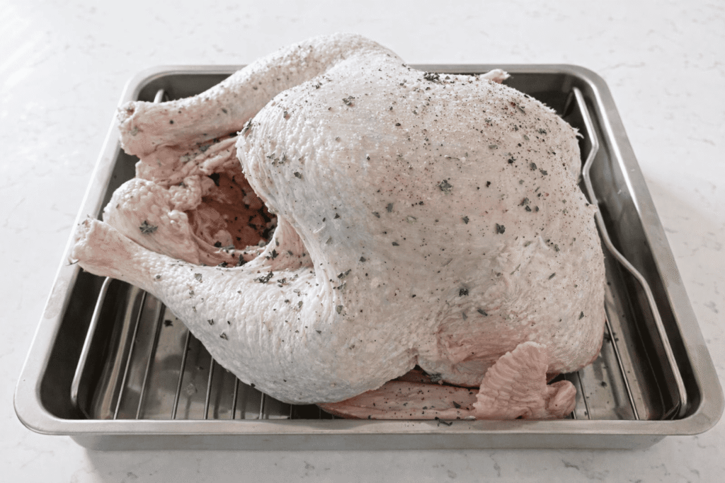 Gewürzter roher Truthahn auf einem Rost vor dem Garen im AirFryer