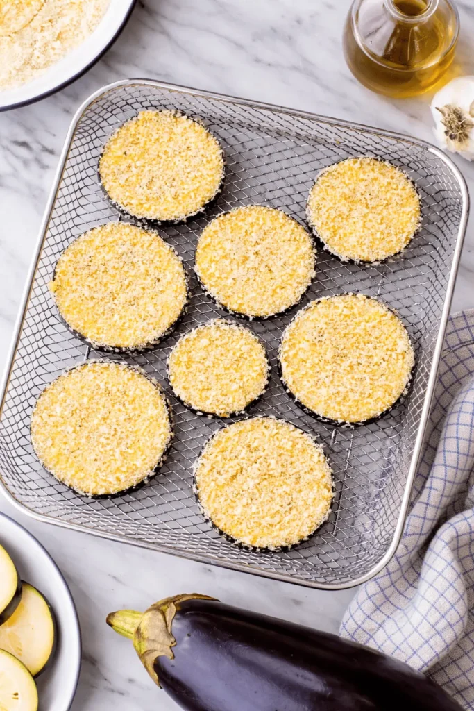 Panierte Auberginenscheiben im Korb für die Zubereitung im Aubergine Airfryer